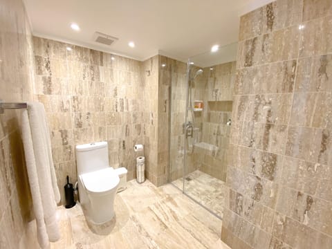 Deluxe Apartment, 2 Bedrooms, Balcony, Garden View | Bathroom | Shower, hair dryer, towels, shampoo