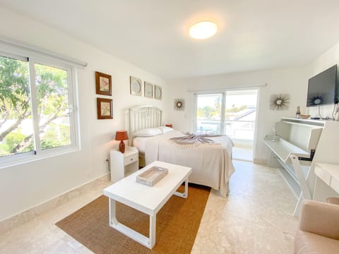 Comfort Studio, Kitchenette, Garden View | Premium bedding, individually decorated, individually furnished