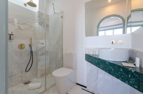 Superior Sea View | Bathroom | Shower, free toiletries, hair dryer, bathrobes