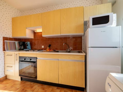 Sky, Cloud, Food, Plant, Tableware, Table, Window, Mountain, Fruit, Wood