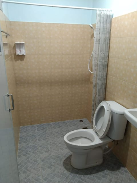 Standard Double Room | Bathroom | Shower, bidet, towels, soap