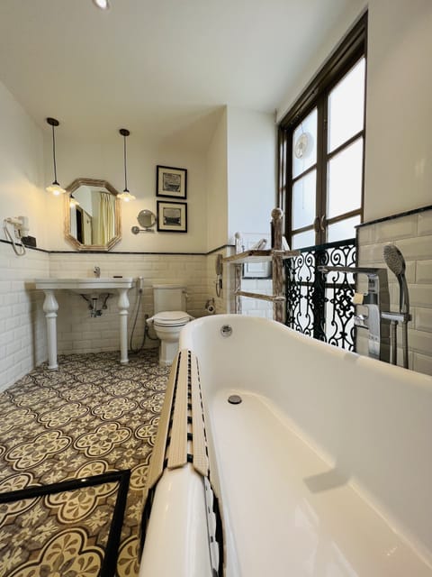Classic Suite | Bathroom | Shower, rainfall showerhead, free toiletries, hair dryer