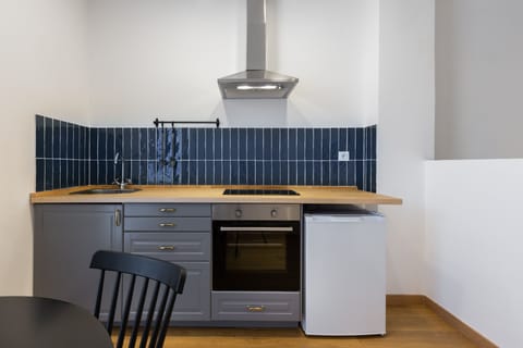 Standard Studio | Private kitchen | Fridge, electric kettle, highchair, cookware/dishes/utensils