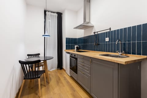 Standard Studio | Private kitchen | Fridge, electric kettle, highchair, cookware/dishes/utensils