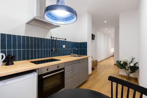 Standard Studio | Private kitchen | Fridge, electric kettle, highchair, cookware/dishes/utensils