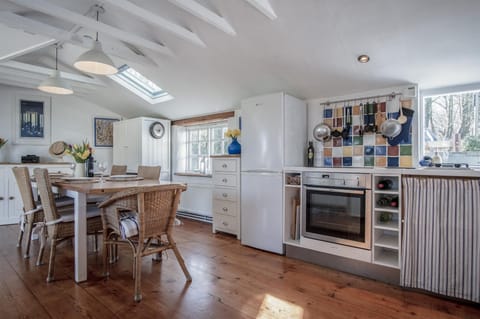 Flygate - 2 Bedroom Cottage - Lawrenny (8832)