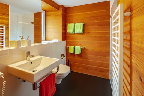 Family Room | Bathroom | Shower, free toiletries, hair dryer, towels