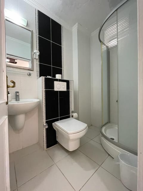 Superior Room | Bathroom | Shower, rainfall showerhead, hair dryer, towels