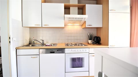 Deluxe Apartment, Balcony | Private kitchen | Fridge, cookware/dishes/utensils