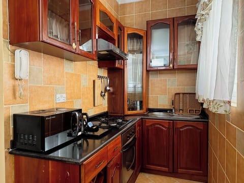 Exclusive Studio Suite, 1 Double Bed, Ensuite, Garden View | Private kitchen | Electric kettle, cookware/dishes/utensils