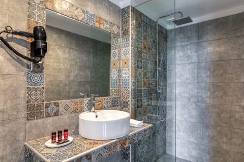 Terrace Suite (Acropolis View) | Bathroom | Shower, rainfall showerhead, hair dryer, towels