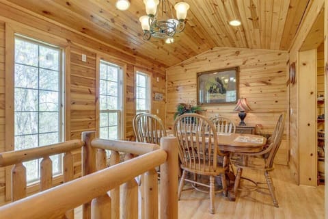 Dining table that can accommodate 6!