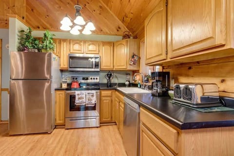 Kitchen - perfect for making quick meals or packing your lunch for the day!