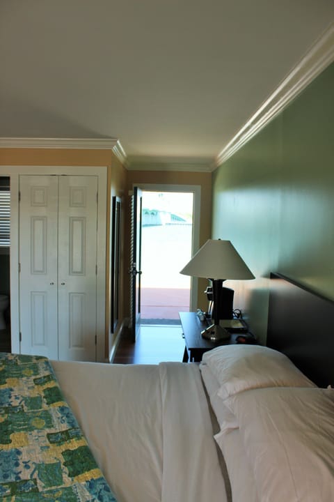 Signature Room, 1 King Bed, Patio, Bay View | Desk, iron/ironing board, free WiFi