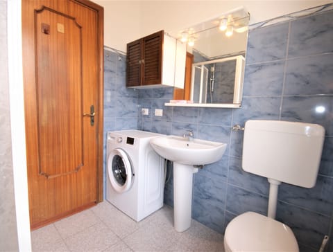 Apartment | Bathroom | Shower, hair dryer, bidet, towels