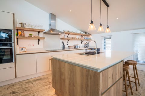 Cottage | Private kitchen | Fridge, dishwasher, electric kettle, toaster