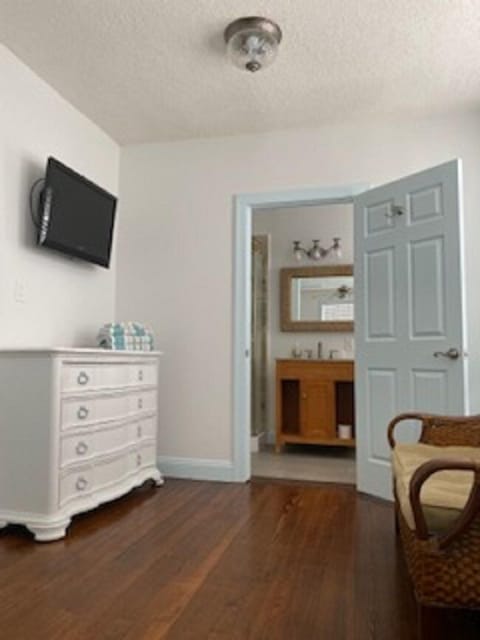 Single Room, 1 Queen Bed, Second floor | Individually decorated, individually furnished, free WiFi