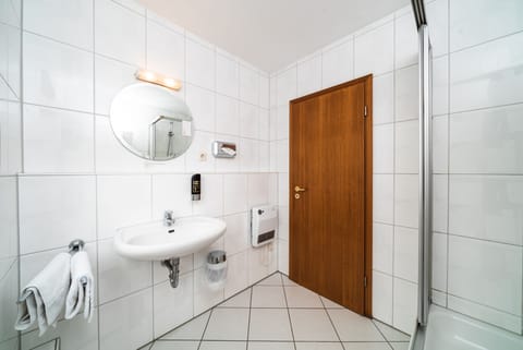 Double or Twin Room | Bathroom | Shower, towels