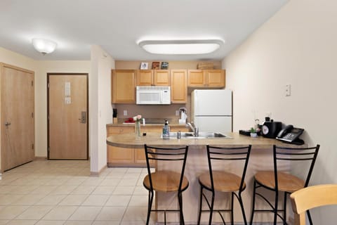 Premium Suite | Private kitchen | Full-size fridge, microwave, stovetop, dishwasher