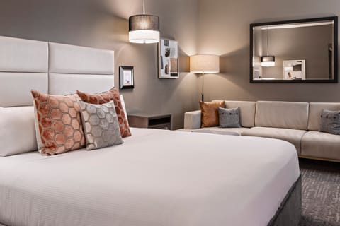 Room, 1 King Bed | Premium bedding, pillowtop beds, minibar, in-room safe