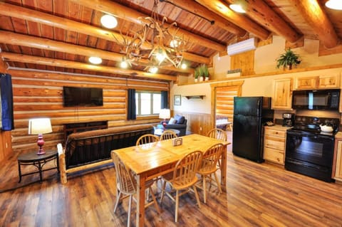 Cabin, 2 Bedrooms | Private kitchenette | Fridge, coffee/tea maker