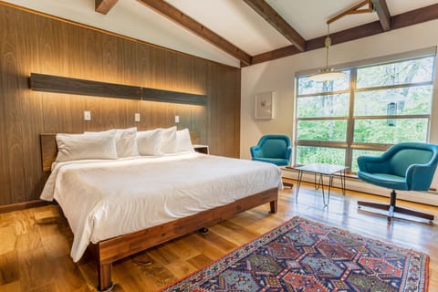 Treman Lodge King | Hypo-allergenic bedding, memory foam beds, desk, laptop workspace