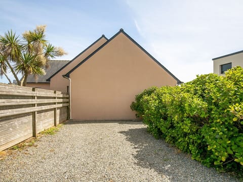 Plant, Sky, Property, Building, Land Lot, Road Surface, Vegetation, Shade, Grass, Window