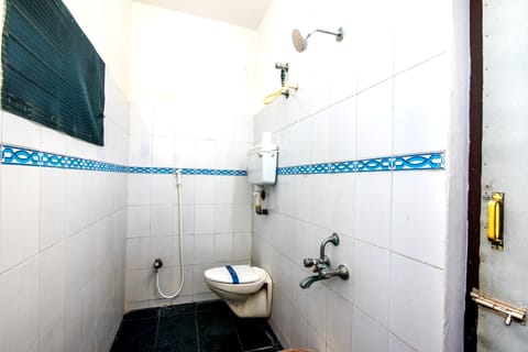 Classic Room | Bathroom | Shower, free toiletries, towels