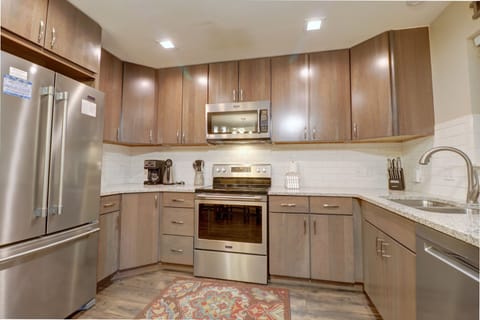 Condo, 2 Bedrooms | Private kitchen | Fridge, oven, coffee/tea maker, toaster