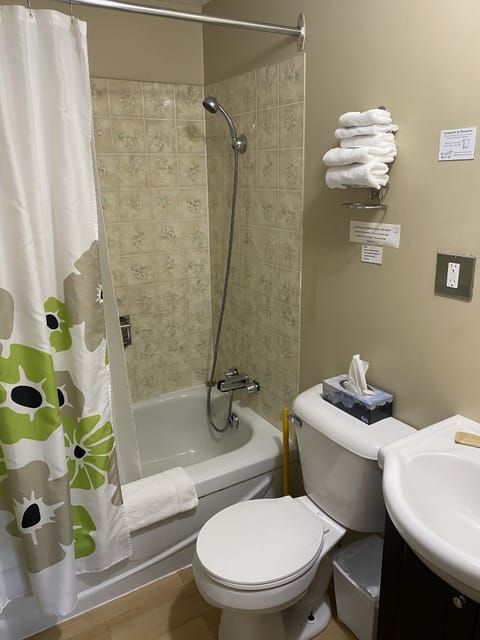 Basic Single Room | Bathroom | Combined shower/tub, free toiletries, hair dryer, towels