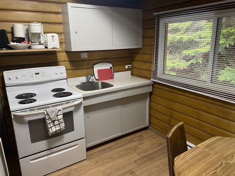 Basic Cabin | In-room dining