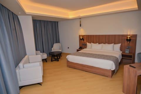 Deluxe Room | In-room safe, blackout drapes, soundproofing, free WiFi