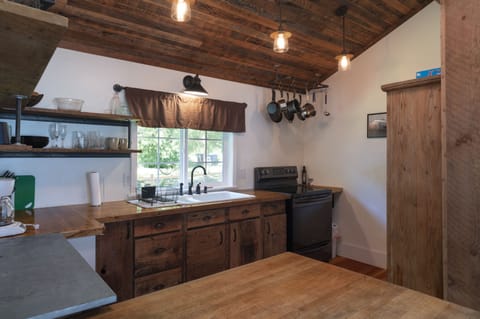 Historic Bush House Cottage | Private kitchen