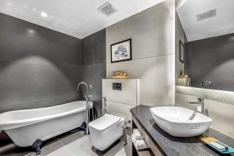 Junior Studio Suite | Bathroom | Free toiletries, hair dryer