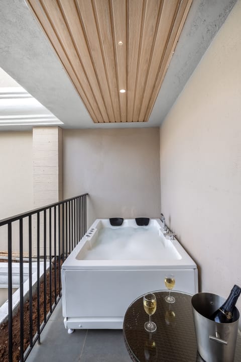 Deluxe Room, Pool View | Jetted tub