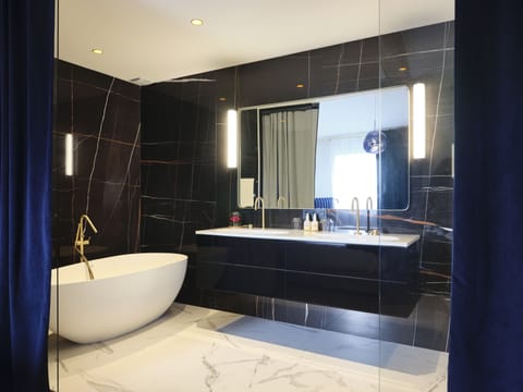 Luxury Room | Bathroom | Rainfall showerhead, free toiletries, hair dryer, bathrobes