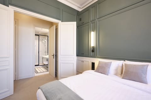 Deluxe Room | Pillowtop beds, free minibar, in-room safe, individually decorated