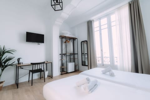 Double or Twin Room (Shared Bathroom) | Desk, laptop workspace, free cribs/infant beds, free WiFi