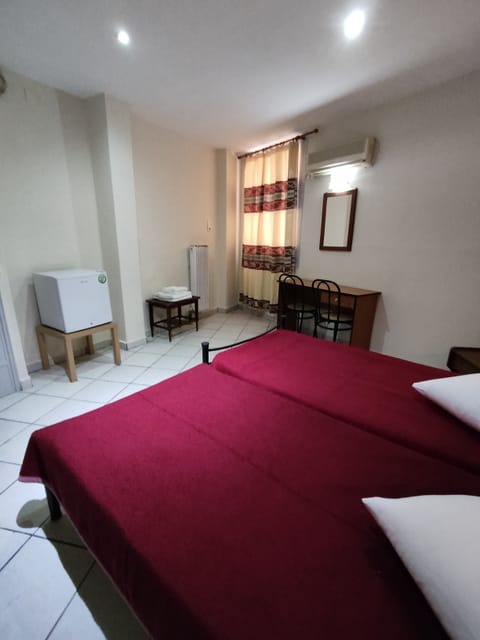 Basic Double Room | Desk, free WiFi, bed sheets