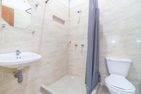 Standard Triple Room | Bathroom | Shower, designer toiletries, towels, soap