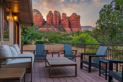 PORTER presents Sugarloaf House, a luxury Sedona retreat with private access to the iconic Sugar Loaf Trail—no need to fight for parking!