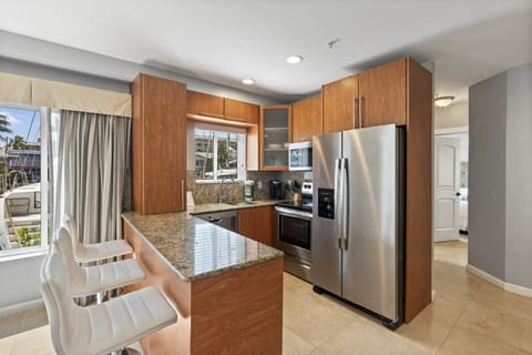 Premium Suite, 1 Bedroom, Patio, Bay View | Private kitchen | Full-size fridge, microwave, oven, stovetop