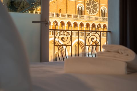 Deluxe Junior Suite | Minibar, in-room safe, soundproofing, cribs/infant beds