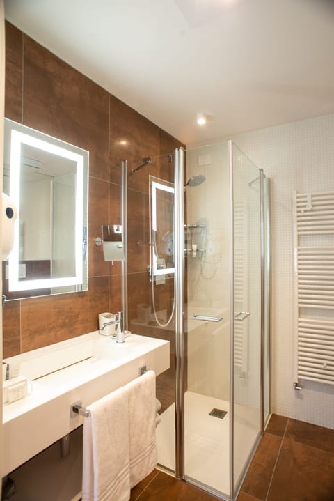 Junior Suite | Bathroom | Shower, rainfall showerhead, free toiletries, hair dryer