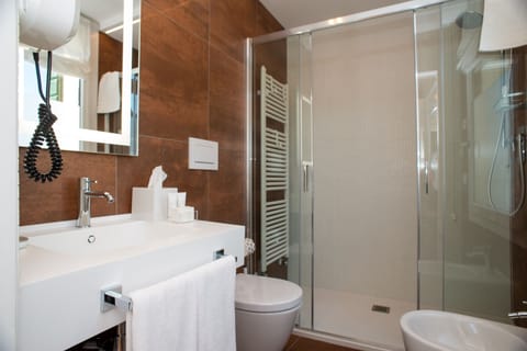 Deluxe Double Room | Bathroom | Shower, rainfall showerhead, free toiletries, hair dryer
