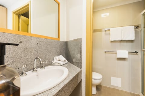 Queen Balcony Room | Bathroom | Shower, free toiletries, hair dryer, towels