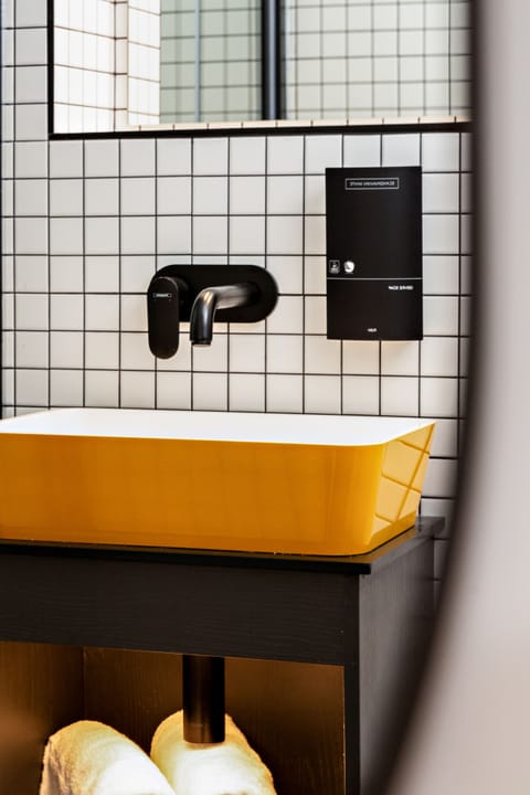 Shower, rainfall showerhead, free toiletries, hair dryer