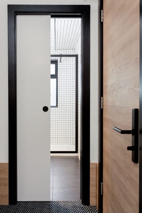 Superior Triple Room | Bathroom | Shower, rainfall showerhead, free toiletries, hair dryer