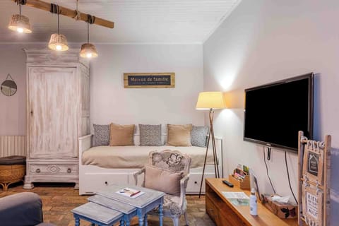 Family House / Superior Suite with Double to Triple Accommodation and Dining Area. | Living area | 127-cm Smart TV with satellite channels, TV