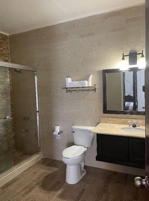 Luxury Room | Bathroom | Shower, rainfall showerhead, towels